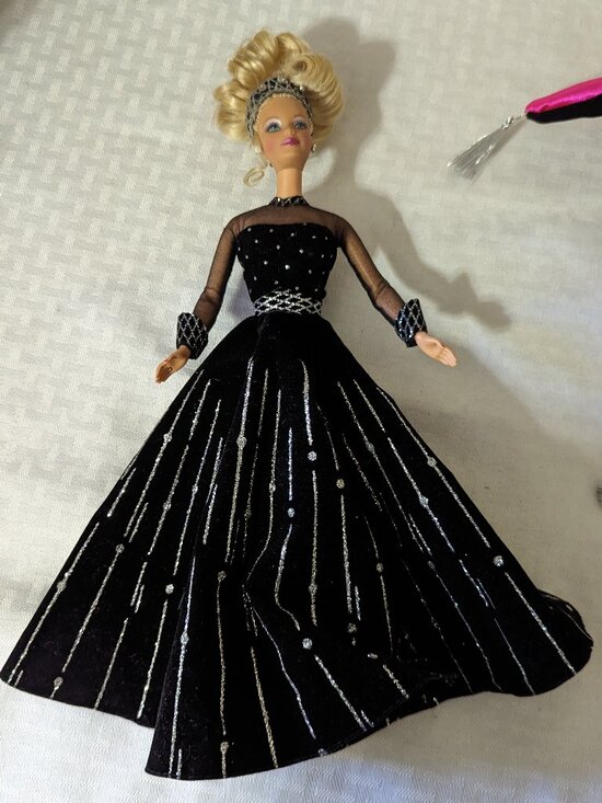 Vintage Holiday Barbie 1998 - Picture 5 of 9